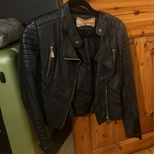Skinnjacka  - Skinnjacka från chiquelle i storlek 36. Använd men hel och i fint skick