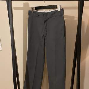 Grå Dickies 874 i bra skick. Sällan använda. Storlek 29/29. Köpare står för frakt. 