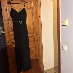 Svart jumpsuit - Svart jumpsuit från Sisters point i storlek S. Aldrig använd och lapparna finns kvar