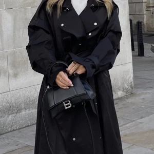 Svart trenchcoat  - Jättesnygg och cool svart trenchcoat, knappt använd! Nypris 999kr! 