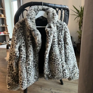 Fake-päls - Jacka i fuskpäls från Gina tricot. I storlek XS men passar mig som normalt har S. Sparsamt använd som jacka till finare tillfällen. Fin nyans, och super mjuk och gosig😊Knäpps med knappar framtill, och har två fickor. Frakten kostar runt 50kr.