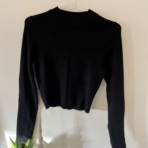 Croppad tröja - En croppad tröja, lite tutleneck. Jätteskönt lite rippat material! Står storlek XL, men passar mig som har M/L! Köparen står för frakt