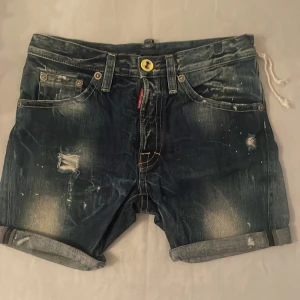 Dsquared2 vintage shorts - Dsquared2 shorts med detaljer som sticker ut. Köpte dessa för 15 år sedan och sällan använda. De är lite mindre i storleken och skulle säga att de är storlek S/M