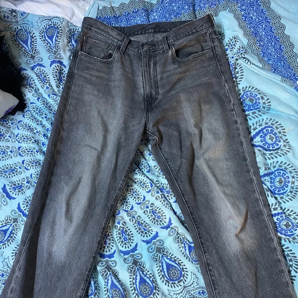 2 styckna Levis jeans, ljusblåa och gråa. Storlek W33 L32. Sitter baggy. Meddela mig om du vill köpa jeansen separat! . Jeans & Byxor.