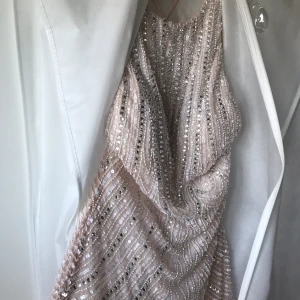 Balklänning  - Säljer nu min fina balklänning. Använd en kväll. Pm för fler bilder, då inte släpet kom med på bilden.  Den är inköpt på Dressroom Linné i Göteborg. Nypris 3500. Säljes för 2000.  