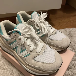 Newbalance sneakers  - Säljer mina newbalance pga använder ej. Har använt 1-2 gånger förra sommaren. Skorna är som nya!
