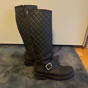 Urban Project Stävlar - Jättefina stövlar frpn Urban Project som inte är mycket använda, Nypris 2500kr