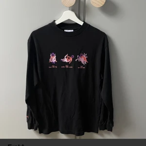 Carne Bollente sweatshirt strl S i gott skick!  - En populär sweatshirt från Carne Bollente. Med ett humoristisk motiv i fina färger av rosa, lila och rött. I gott skick ✨