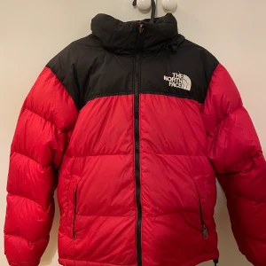The north face jacka - Superfin röd north face jacka i S (herr). Jag har vanligtvis xs (dam) så den sitter snyggt oversize på mig men skulle tro att den passar xs-m beroende på hur man vill att den ska sitta.