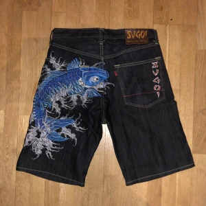 Baggy Sugoi shorts - Skit snygga japanska jeans-shorts från märket sugoi. Köpte de helt nya utomlands och har knappt använt de. De är med andra ord i ett mycket bra skick. Jeansen sitter mycket bra uppe vid midjan samtidigt som de lyckas behålla en väldigt loose passform