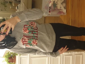 Blommig Gant tröja  - Så snygg tröja från Gant med rosor på! Storlek xs men passar xs-m 