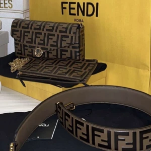 Fendi bags - Säljer nu min fina fendi väska som inte är tillkommer till användning längre. Skick 9/10  Boxen, dustbag , extra band samt kvitto medföljer.  
