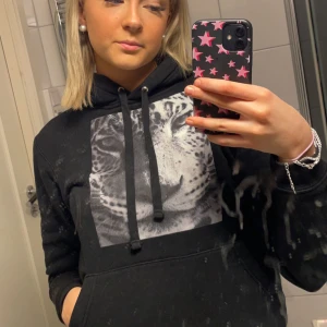 Säljer svart the cool elephant hoodie - Säljer nu min svarta hoodie från the cool elephant, köpte den här på Plick innan säljer för att den inte kommer till användning tyvärr, använd några få gånger, fint skick!💗