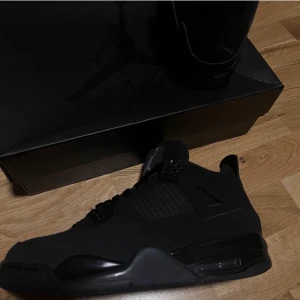 Jordan 4 - Säljer ett par Jordan 4 black cats sparsamt använda på sommaren. Storlek 43 Finns qr kod  Priset kan diskuteras i en snabb och enkel affär Skriv för fler bilder
