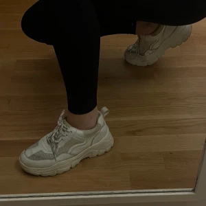 DUFFY chunky sneakers FRAKT INGÅR - Chunky Sneakers från Duffy i storlek 39. Passar 38 2/3 som jag är. Bus-fläckar på insidan som inte syns när dem är på. Inga skador. Tvättas i maskin innan jag fraktar om köparen vill. Säljs annars i befintligt skick. FRAKT INGÅR.