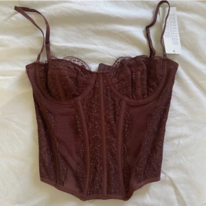Korsett från urban - Så fin korsett från Urban outfitters i strl S! Använd en kväll. Kan skicka flera bilder vid frågan😇🫶🏻