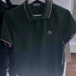 Moncler piké - Riktigt snygg och fräsch grön moncler piké. Bra condition!! Nypris 2599kr