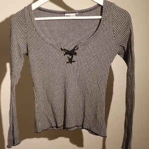 Tröja från Gina - Skitsnygg tröja från Ginatricot🤩 Den är tyvärr för liten för mig så säljer vidare den. Storlekslappen är avklippt men gissar på att den är en xs☺️
