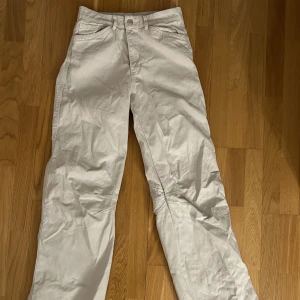 Cargobyxor! - Ett par helt nya och oanvända cargobyxor från Zara (köpta förra året). De är långa och ganska vida i benen och i ett kraftigare material 😍Säljer pga att de inte kommit till användning!