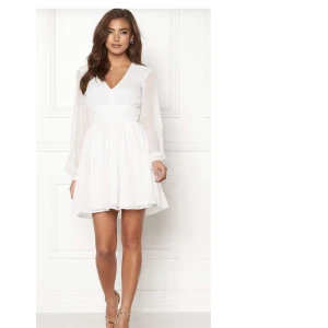 Studentklänning ”Dahlia” Bubbleroom - Jättefin långärmad studentklänning med knytning i ryggen. 💕HELT OANVÄND 💕från bubbleroom, köpt förra året. Jag använde den aldrig till min student då jag valde en annan så prislappen är kvar. Men den är superfin, vore kul om ngn fick användning för den 🤍🤍