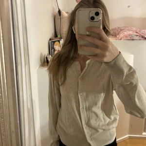 Beige hm kofta - Säljer denna jättefina beiga koftan från hm. Andvänd väldigt få gånger så i väldigt bra skick, är lite skrynklig för har loggat i min låda så jag tipsar att stryka den. Kontakta mig om du har fler frågor, i M men jag är normalt S och den passar mig också