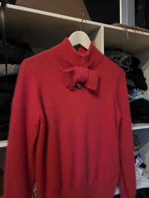 Stickad tröja Victor Rolf x H&M - Rosa stickad tröja Victor Rolf x H&M med hjärta i metall som detalj. 50% angora. Som ny.