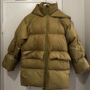 HM Premium dunjacka - H&M premium Dunjacka 100% dun Världens finaste beige/grön Sparsamt använd 1 säsong nypris 1499kr