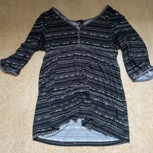 Tröja? - Den här mönstrade tröjan! För stor för mig men kontakta för frågor!