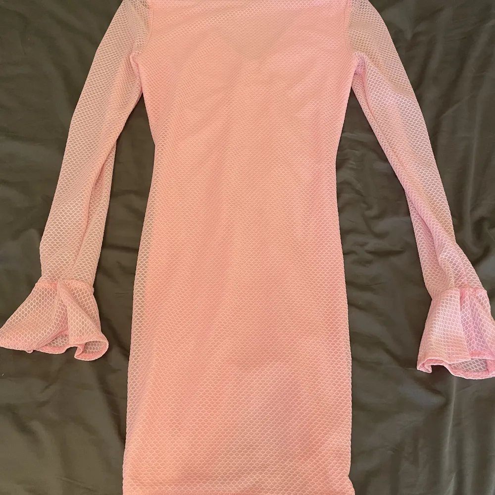 Rosa klänning från shein, tight passform, inte genomskinlig, storlek 38. Klänningar.