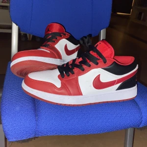 Jordan 1 - Nu säljer jag min jordans 1 för den är för små för mig om du är intresserad kom DM eller för mer info dem är inte använd mycket alls 
