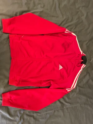 Adidas träningströja - storlek 34, köpt på Zalando för några år sedan. 