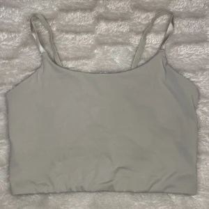 Tränings topp - Träningströja som oxå fungerar som sport-bh. Har knappt använt den.