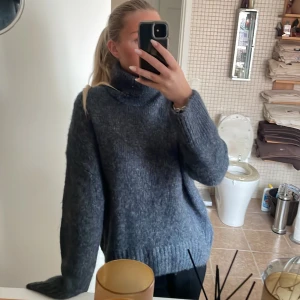 Sååå gosig stickad!  - Säljer denna suuuupergosiga tröjan ifrån hm! En av de skönaste tröjorna jag haft på mig! Skulle säga att färgen är lite blågrå, älskaaaar! Storlek S säljer för 200 kr 