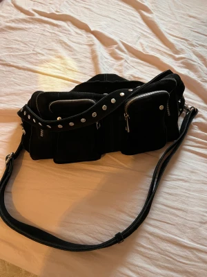 Nunoo väska  - Säljer min nunoo väska som har sån bra plats för de mesta!  köptes i somras så ganska bra i skick! 💓💓