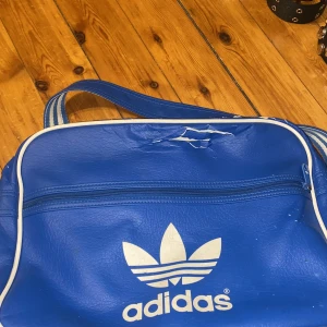 Adidas väska - Ganska sliten adidas väska men super cool. Tryck inte på köp nu!!!
