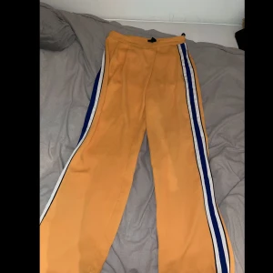 Orangea byxor - Orangea byxor från Lindex i storlek: 38. 