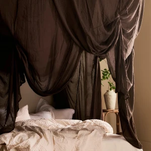 Sänghimmel  - Säljer sänghimmel, sådan som på bilden fast i vit. Den är näst intill aldrig använd och har inga defekter. Köpt på ellos för 1499kr. Intressekoll som kan komma leda till budgivning. Möjlighet att hämtas i Stockholm. Skriv för specifikationer🤍