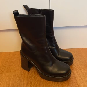 Svarta Vagabond ankelboots - Svarta ankelboots från Vagabond, klacken är djupt mörkbrun och ser nästan svart ut. Skorna är i väldigt fint skick och sparsamt använda. Kan mötas upp i centrala Uppsala annars står köparen för frakten! ☺️