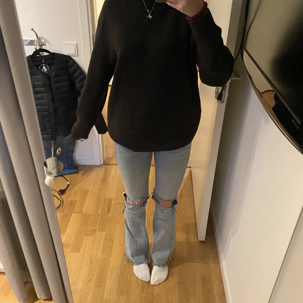 Snygga jeans med hål vid knäna❣️. Jeans & Byxor.