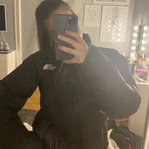 Northface retro nuptse jacka  - Säljer nu min northface jacka eftersom den ej kommer till användning längre. Priset kan diskuteras ❤️‍🔥Nypris ca  3300kr