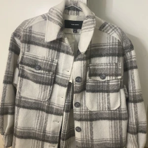 Jacka vero moda - Shirtjacket från vero moda, supersnygg vårjacka! Använda fåtal gånger som ny! 