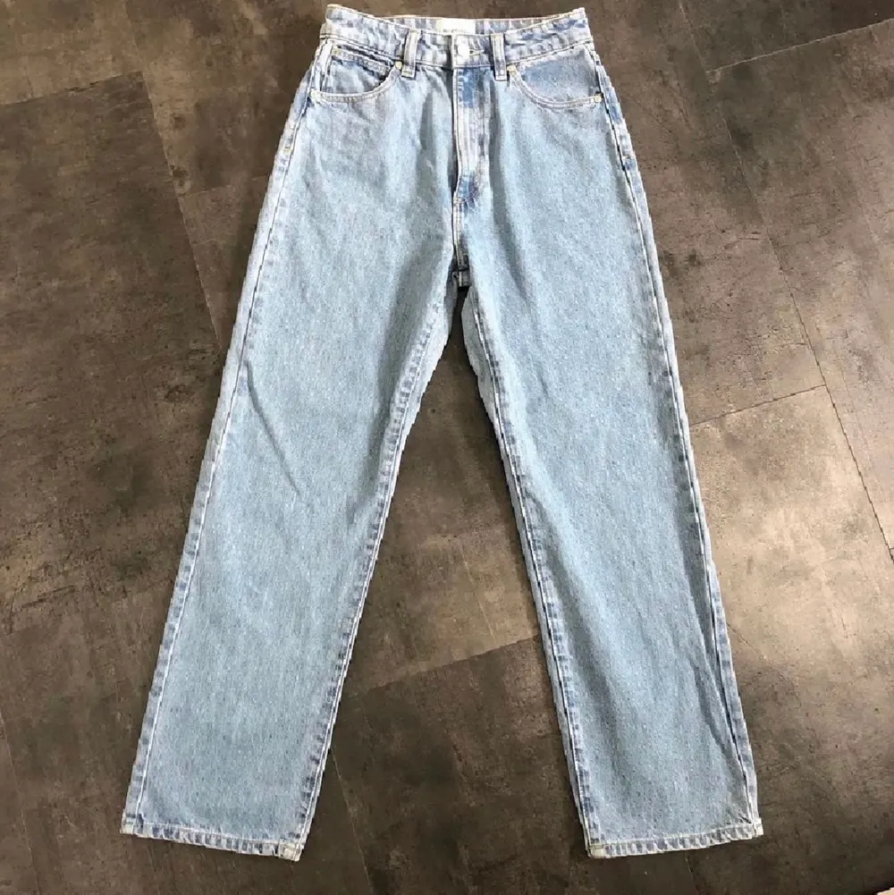 Fina jeans från Abrand Jeans som tyvärr är för små för mig. Använt dem 1 gång. Modell Venice Straight i färgen Waterfalls blue.. Jeans & Byxor.