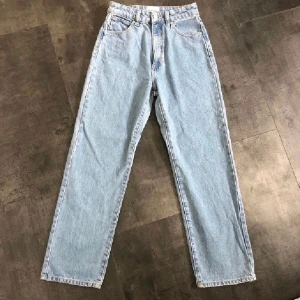 Jeans - Fina jeans från Abrand Jeans som tyvärr är för små för mig. Använt dem 1 gång. Modell Venice Straight i färgen Waterfalls blue.