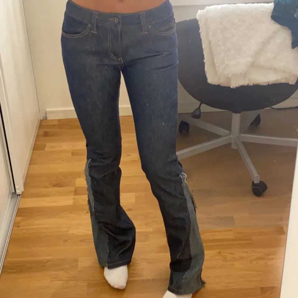 lågmidjade bootcut jeans från ONLY. jag har sytt om de från straight till bootcut (se bild 3). superfint skick då de knappt är använda. lagom långa på mig som är 172. står att det är storlek W38L34 men waisten är mindre än 38. skriv vid fler frågor💕. Jeans & Byxor.