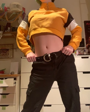 Långärmad gul croptop - Yttertyg: 60% bomull, 40% polyester. Mudd: 58% bomull, 39% polyester, 3% elastan. Mjuk långärmad croptop i gult, svart o vitt. Fungerande dragkedja vid kragen, går ner till nyckelbenet ungefär. Ca två år gammal, hel o ren 