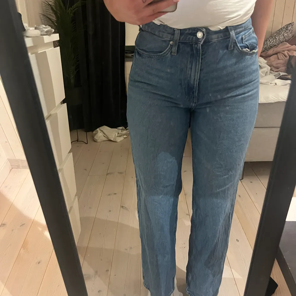 Sköna raka jeans från H&M. Använd ett fåtal gånger men är i ett jättebra skick. Strl 42. Jeans & Byxor.