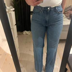 Sköna raka jeans från H&M. Använd ett fåtal gånger men är i ett jättebra skick. Strl 42