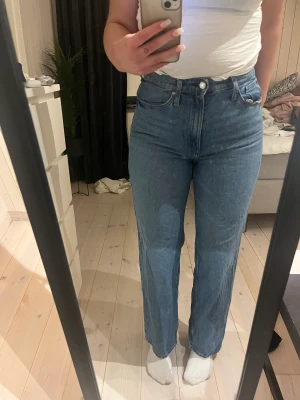 Loose straight jeans - Sköna raka jeans från H&M. Använd ett fåtal gånger men är i ett jättebra skick. Strl 42