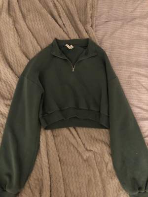 Säljer denna militärgröna tröjan från nelly trend i storlek L men liten i storleken så skulle säga S😊70+frakt 