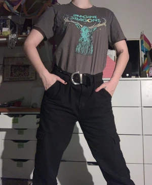 Imagine Dragons t-shirt - 100% bomull. Grå imagine dragons tshirt med blått tryck av texten ”imagine dragons” och en hjort. Storlek medium